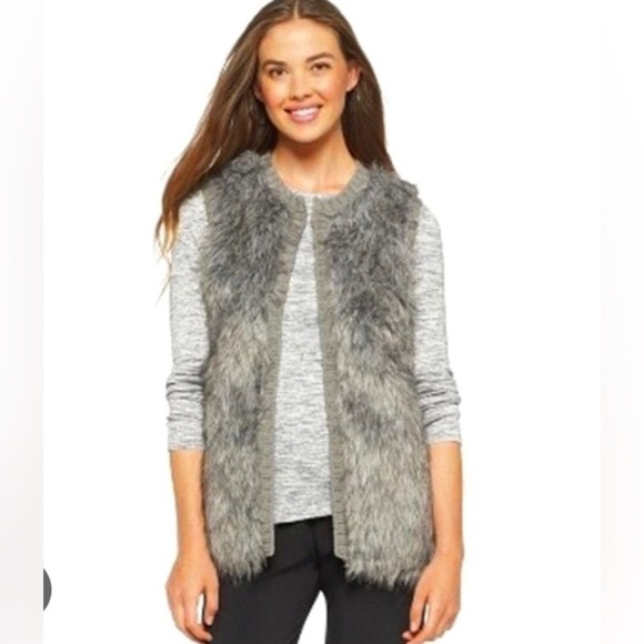 Xhilaration Jackets & Blazers - Xhilaration / Gray Faux Fur Front/Knit Back /Open front Vest /Women’s /M/M